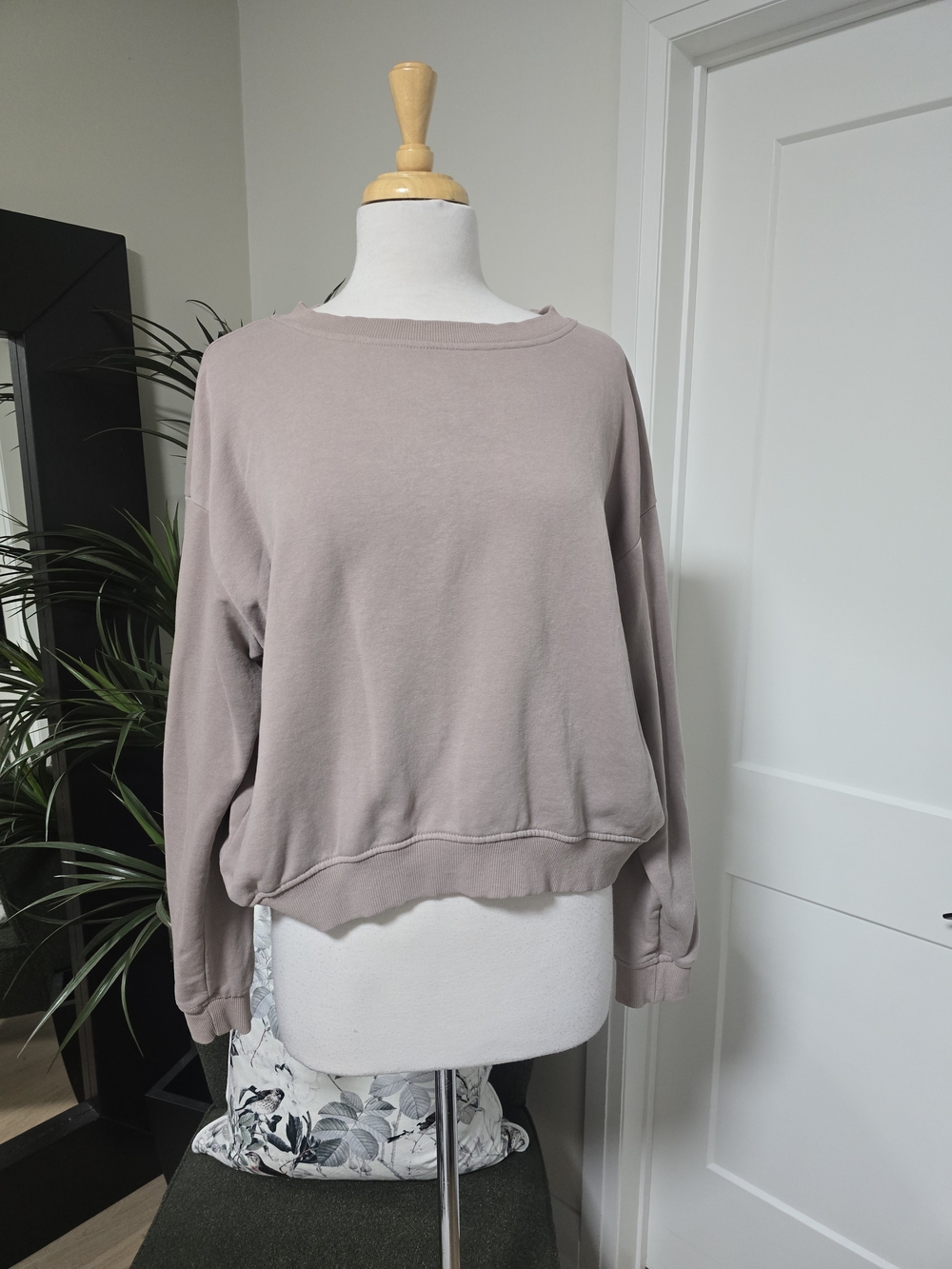 Women's Relaxed Crewneck Sweatshirt in Mauve Taupe